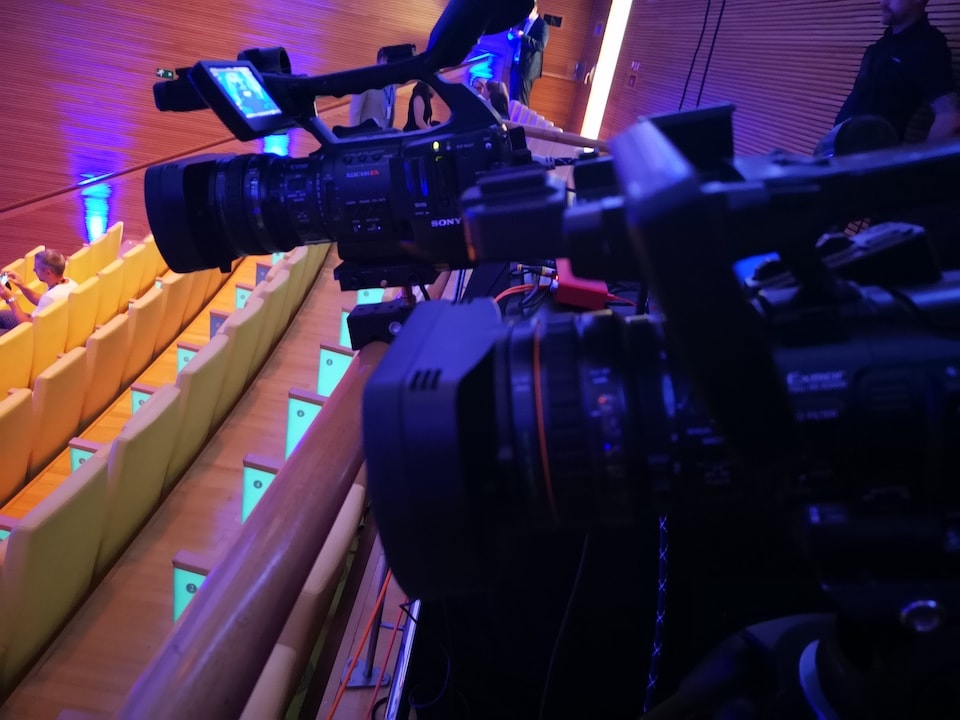 live streaming with multiple cameras image